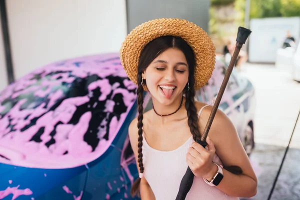 Young Woman High Pressure Hose Stands Car Covered Pink Foam — Stock Photo, Image