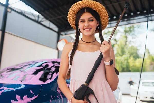 Young Woman High Pressure Hose Stands Car Covered Pink Foam — 图库照片