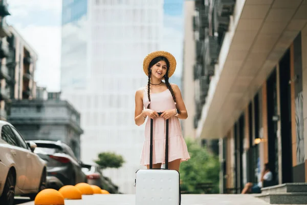 Jeune Belle Femme Avec Une Valise Sur Fond Une Ville — Photo