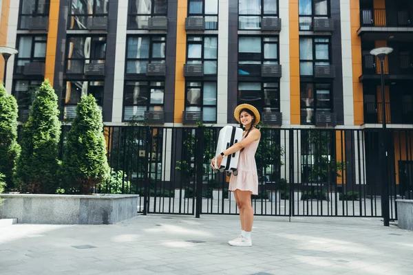 Une Jeune Belle Femme Tient Une Valise Dans Ses Mains — Photo