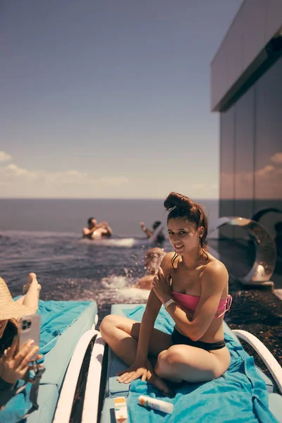 Young Beautiful Woman Swimsuit Sunbathes Sun Lounger Pool Hotel Summer — Stock Photo, Image