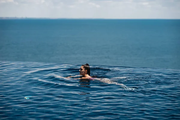Happy Woman Swimsuit Swimming Infinity Pool Luxury Hotel Seafront Relaxing — Fotografia de Stock