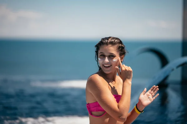 Foto Retrato Mujer Sonriente Está Aplicando Protector Solar Cara —  Fotos de Stock