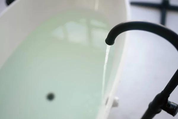 Close Água Flui Uma Torneira Água Luxuosa Para Banheira — Fotografia de Stock