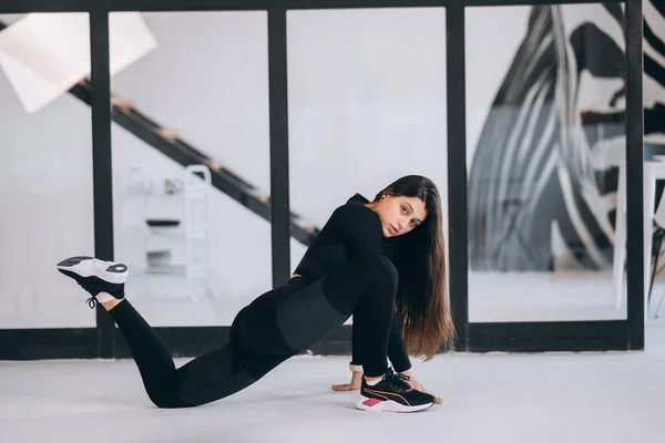 Vista Lateral Chica Flexible Ejercitando Postura Yoga Interiores Concepto Yoga — Foto de Stock