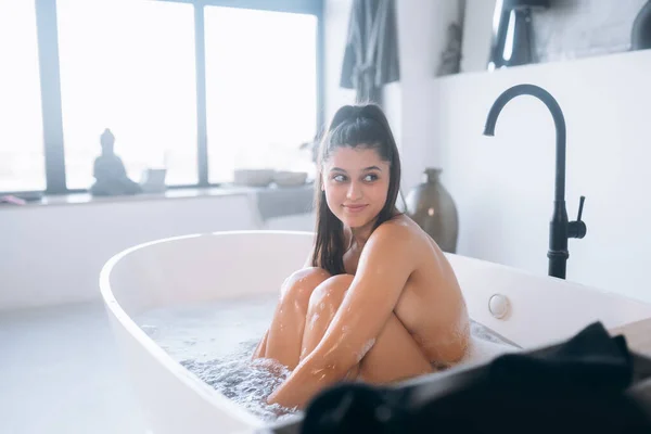 Güzel Genç Bayan Evde Banyo Yapıyor — Stok fotoğraf