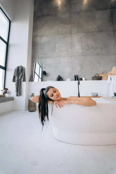 Mulher Feliz Tomando Banho Casa Relaxamento Bem Estar — Fotografia de Stock