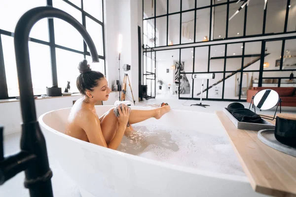 Woman Rubbing Her Leg Sponge While Taking Bath — Stockfoto