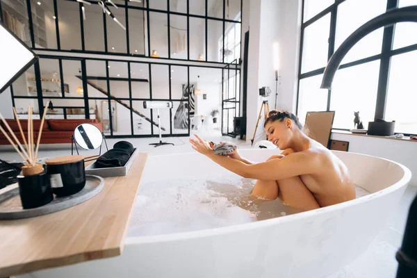 Woman Rubbing Her Arm Sponge While Taking Bath — Stockfoto