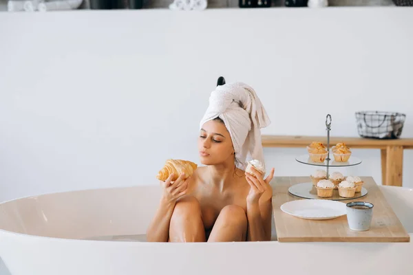 Femme Mode Matin Couché Dans Bain Prendre Petit Déjeuner — Photo