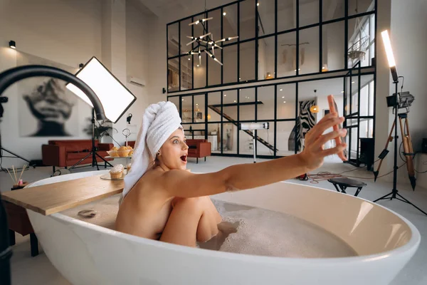 Woman Taking Selfie While Taking Bath — Fotografia de Stock