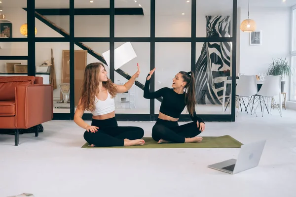 Two Young Women Meditating Lotus Pose Yoga — Stock fotografie