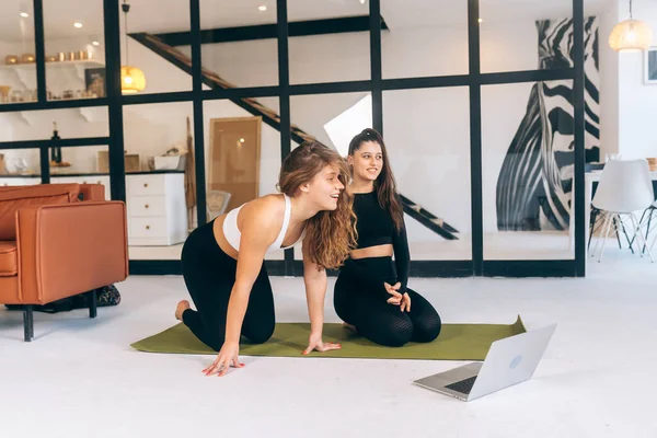 Two Girls Practice Yoga Home — Foto Stock