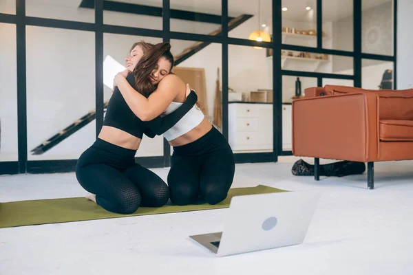 Two Girlfriends Hug Each Other Yoga Home — Stock fotografie