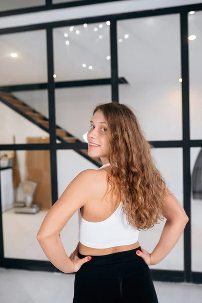 Side View Flexible Woman Tracksuit Looks Camera Her Shoulder Indoors — Stockfoto