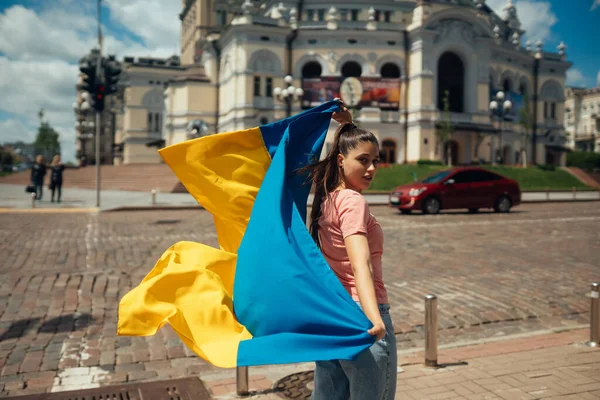Jeune Femme Avec Drapeau National Ukraine Marchant Dans Ville — Photo