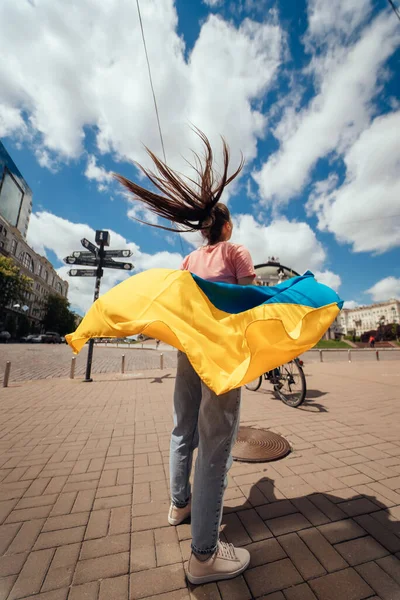 Young Woman Carries Flag Ukraine Fluttering Her Street — Stockfoto