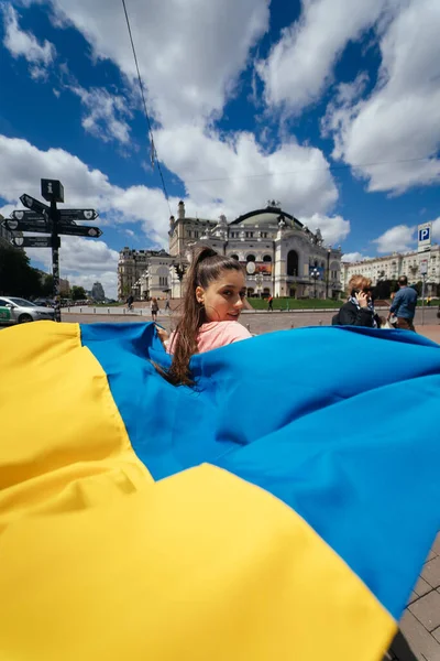 งสาวคนหน อธงของย เครนลอยอย างหล งเธอในถนน — ภาพถ่ายสต็อก