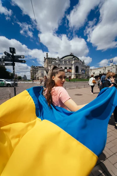Молода Жінка Несе Прапор України Пурхає Позаду Неї Вулиці — стокове фото