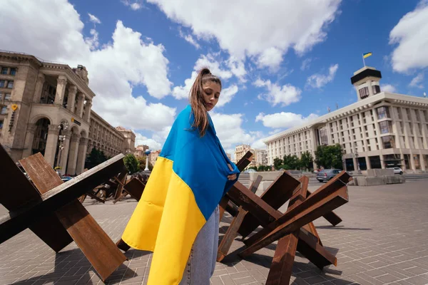 Молодая Женщина Национальным Флагом Украины Гуляет Городу — стоковое фото