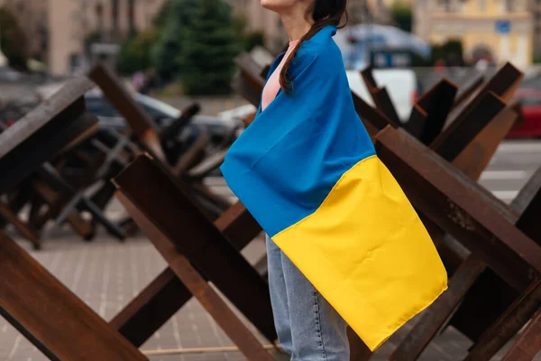 Mujer Joven Con Bandera Nacional Ucrania Caminando Por Ciudad — Foto de Stock