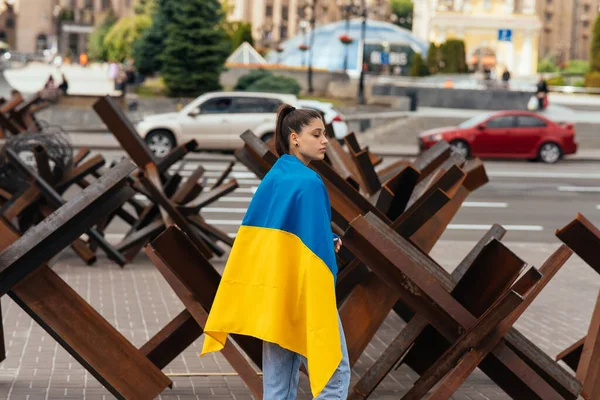 Jeune Femme Avec Drapeau National Ukraine Marchant Dans Ville — Photo