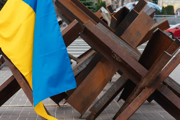 Ukrainian Flag Hangs Barricades Street — Fotografie, imagine de stoc