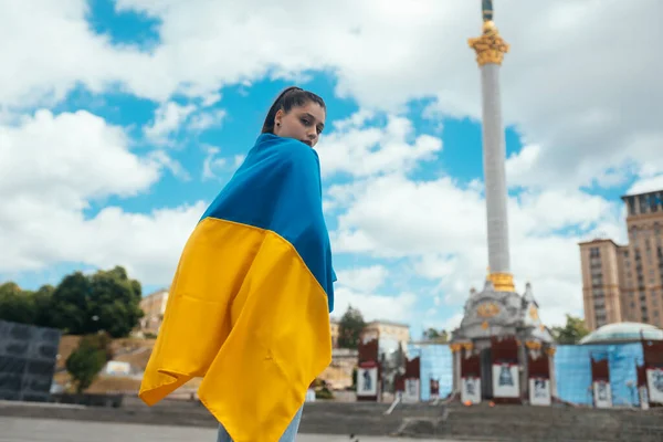 Young Woman National Flag Ukraine Walking City — Stockfoto