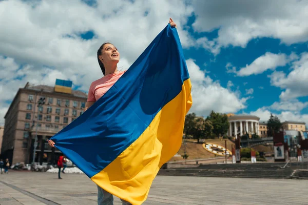Jeune Femme Tenant Drapeau National Ukraine Dans Ville — Photo