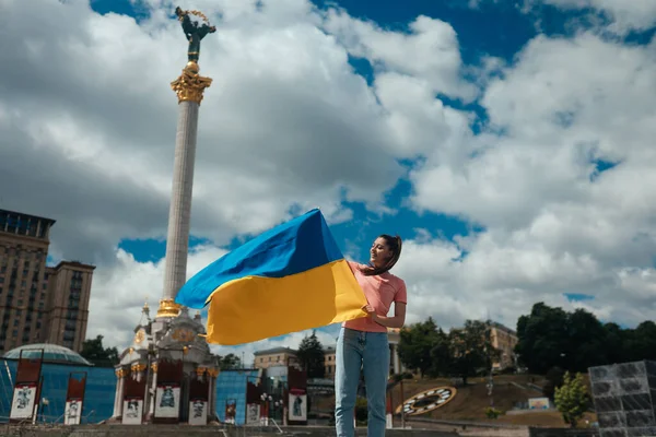Mladá Žena Držící Národní Vlajku Ukrajiny Městě — Stock fotografie