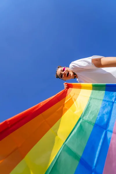 Una Giovane Donna Sviluppa Una Bandiera Arcobaleno Contro Cielo Sostegno — Foto Stock