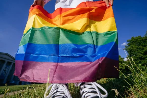 Mujer Joven Sosteniendo Una Bandera Orgullo Lgbt Sus Manos Vista — Foto de Stock
