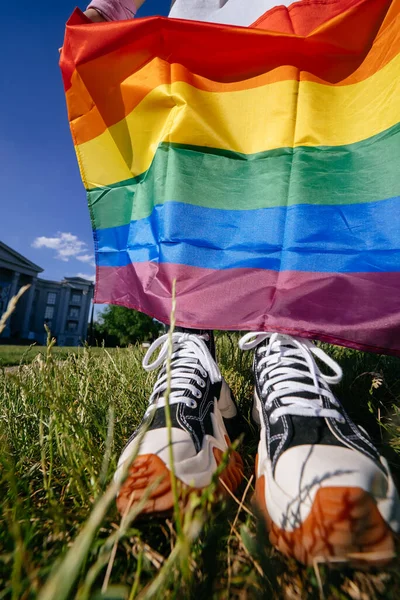 Mujer Joven Sosteniendo Una Bandera Orgullo Lgbt Sus Manos Vista —  Fotos de Stock