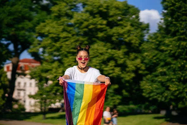 Mujer Joven Con Bandera Orgullo Lgbt Caminando Parque —  Fotos de Stock