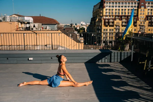 Mujer Joven Practicando Yoga Techo —  Fotos de Stock