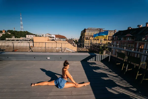 Mujer Joven Practicando Yoga Techo —  Fotos de Stock