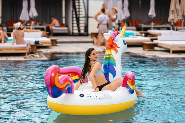 Mujer Bikini Colchón Juguete Unicornio Inflable Flotar Piscina Chica Relajante —  Fotos de Stock