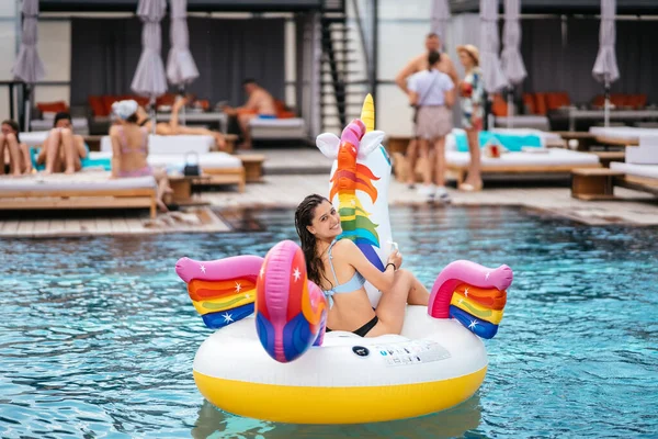 Woman Bikini Inflatable Unicorn Toy Mattress Float Pool Girl Relaxing — Zdjęcie stockowe