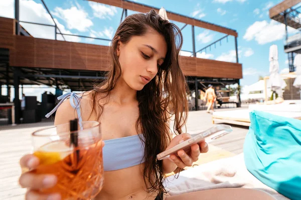 Atrakcyjna Młoda Kobieta Telefonem Komórkowym Czacie Online Basenie Zewnątrz Panorama — Zdjęcie stockowe