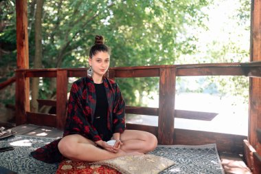 Çin çay seremonisi kimonolu çaycı tarafından yapılır.