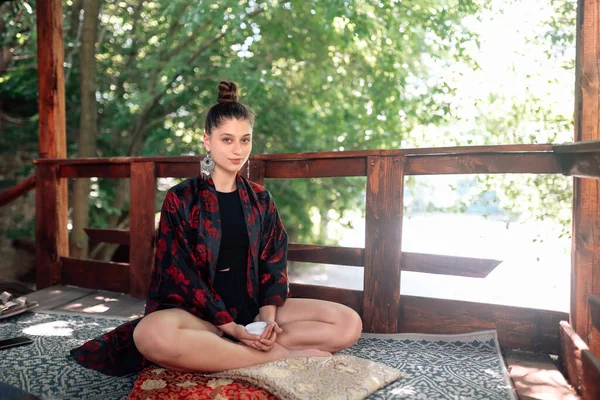 Çin çay seremonisi kimonolu çaycı tarafından yapılır.