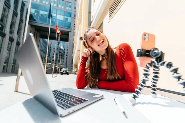 Bir yazlık kafede uzaktan kumandalı iş yapan genç bir kadın. Serbest çalışan kadın. Küçük işletme