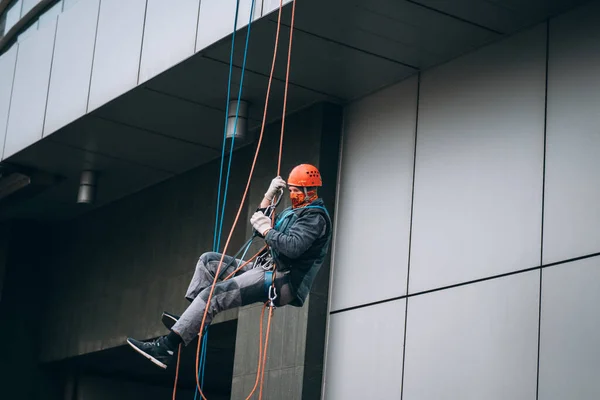 Industrial Climber Uniform Helmet Rises Outdoor — Foto de Stock