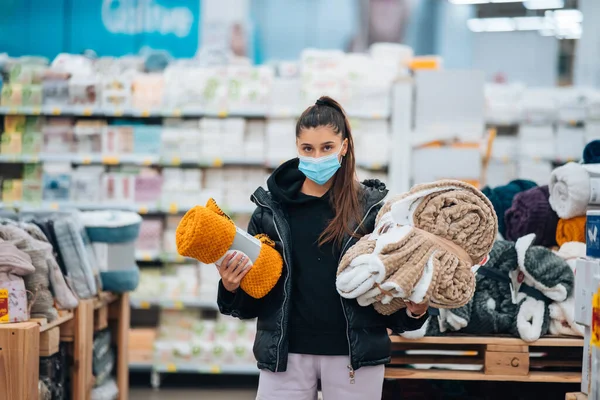 Young Woman Face Mask Buying Supermarket — 스톡 사진