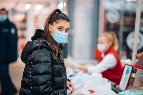 Молодая Женщина Маске Покупает Супермаркете — стоковое фото