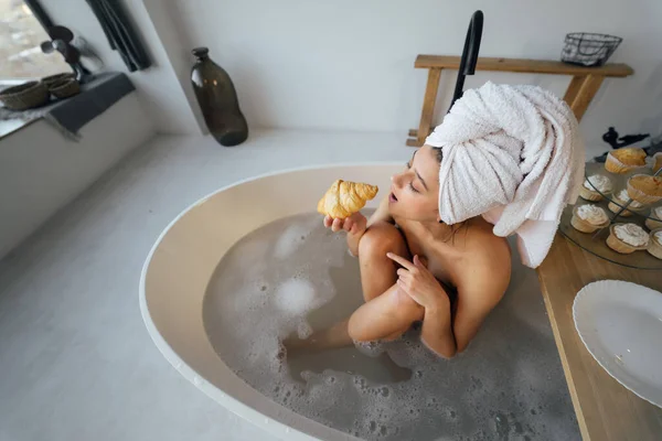Mulher Moda Manhã Deitada Banho Tomando Café Manhã — Fotografia de Stock