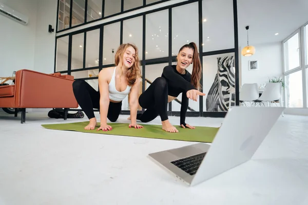 Two Girls Practice Yoga Home — Stock fotografie