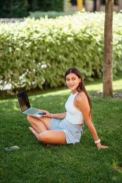 Concept Remote Work Young Girl Works Laptop Fresh Air Park — стоковое фото