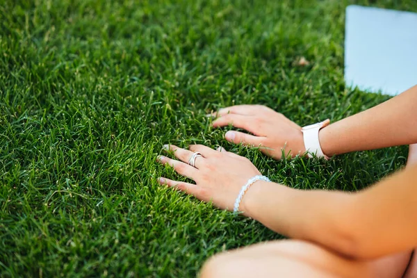 Young Fit Attractive Woman Lying Green Lawn Park Perks Freelance — Stock Photo, Image