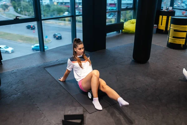 Spor Salonunda Esneme Egzersizleri Yaparken Köpük Silindiri Kullanan Genç Bir — Stok fotoğraf